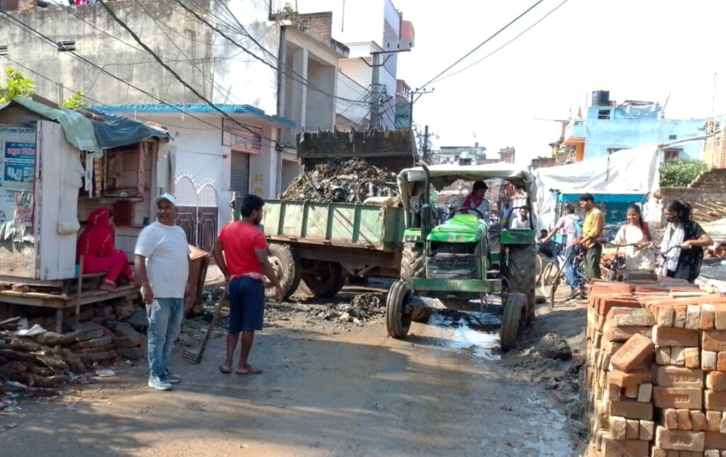 🚨 वार्ड 17 में महीनों से जमा कचरा साफ, डेढ़ ट्रैक्टर गंदगी हटाने पहुंची JCB
