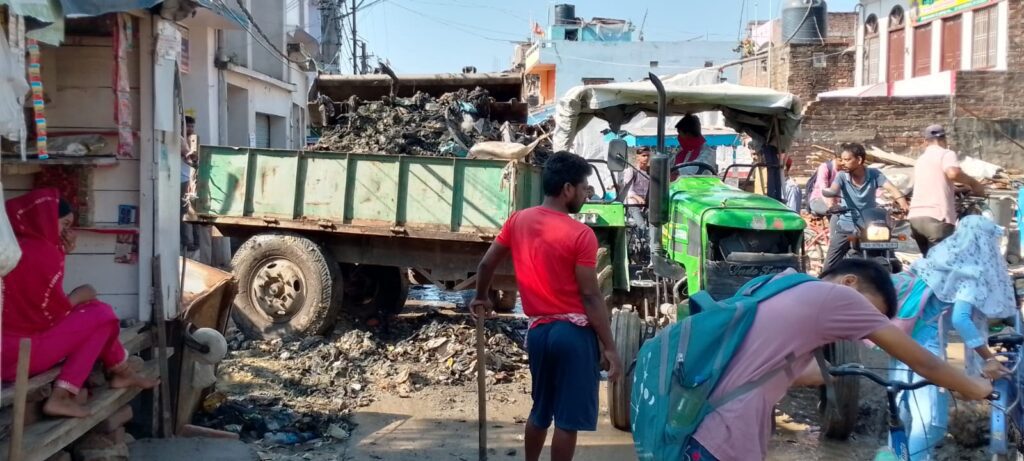 🚨 वार्ड 17 में महीनों से जमा कचरा साफ, डेढ़ ट्रैक्टर गंदगी हटाने पहुंची JCB