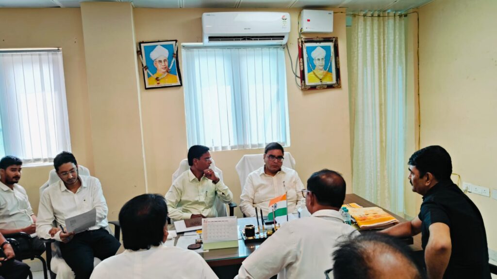 DMCH में एक्शन मोड आयुक्त-DM ने कसी व्यवस्था पर लगाम DMCH में एक्शन मोड आयुक्त-DM ने कसी व्यवस्था पर लगाम