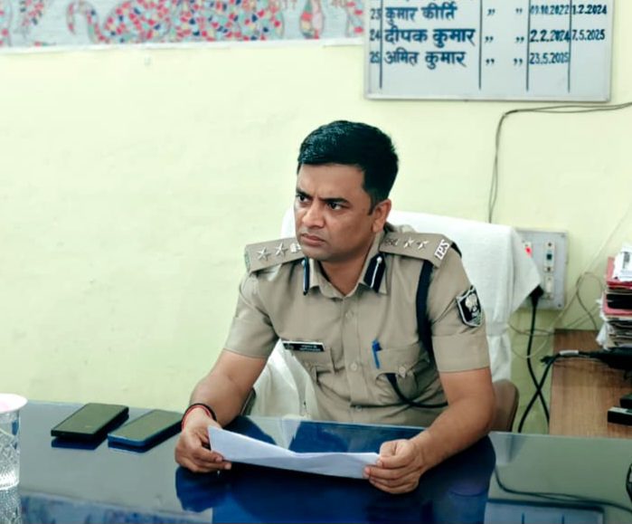 थाना में SSP का बड़ा एक्शन, लंबित कांडों पर सख्त समीक्षा थाना में SSP का बड़ा एक्शन, लंबित कांडों पर सख्त समीक्षा