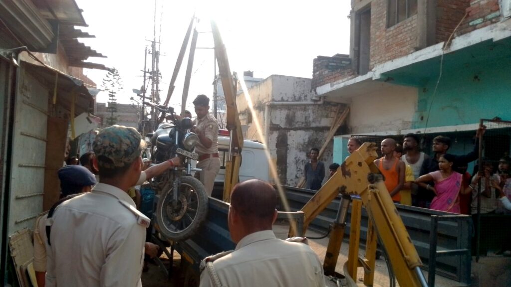 दरभंगा में 244 लीटर शराब बरामद, बोलेरो-बाइक जब्त, तस्कर फरार