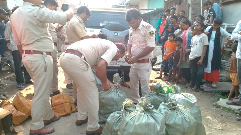 दरभंगा में 244 लीटर शराब बरामद, बोलेरो-बाइक जब्त, तस्कर फरार