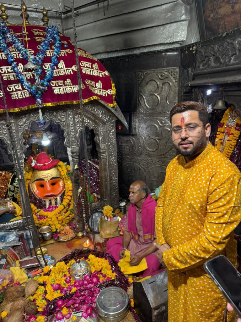 15 मिलियन व्यूज के बाद महाकाल पहुंचे रत्नेश कुमार, ‘नचाइब जबरी’ ने मचाया धमाल 15 मिलियन व्यूज के बाद महाकाल पहुंचे रत्नेश कुमार, ‘नचाइब जबरी’ ने मचाया धमाल