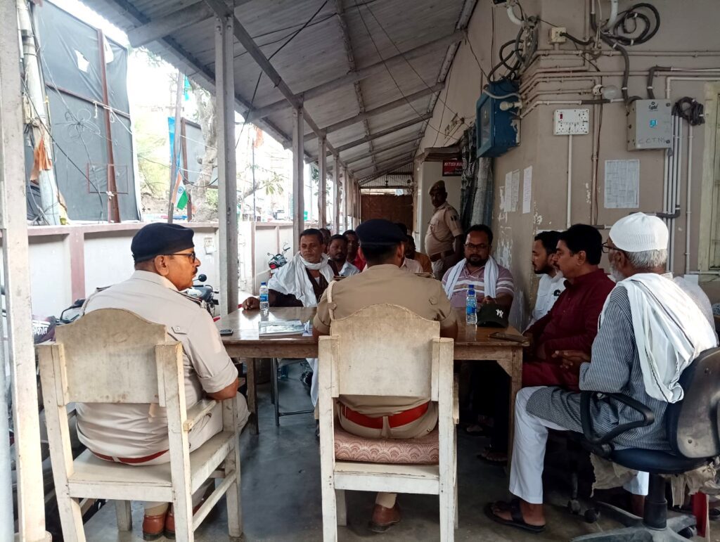 बकरीद को लेकर दरभंगा पुलिस अलर्ट शांति समिति की बैठक में DJ पर पूर्ण प्रतिबंध बकरीद को लेकर दरभंगा पुलिस अलर्ट शांति समिति की बैठक में DJ पर पूर्ण प्रतिबंध