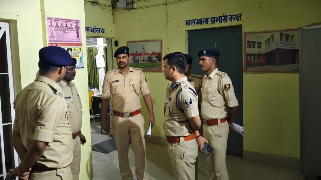 लहेरियासराय थाना का SSP ने किया औचक निरीक्षण बकरीद को लेकर दिए सख्त निर्देश लहेरियासराय थाना का SSP ने किया औचक निरीक्षण बकरीद को लेकर दिए सख्त निर्देश