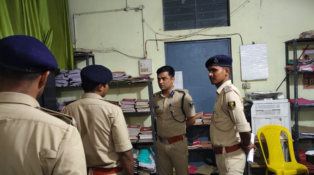 लहेरियासराय थाना का SSP ने किया औचक निरीक्षण बकरीद को लेकर दिए सख्त निर्देश लहेरियासराय थाना का SSP ने किया औचक निरीक्षण बकरीद को लेकर दिए सख्त निर्देश
