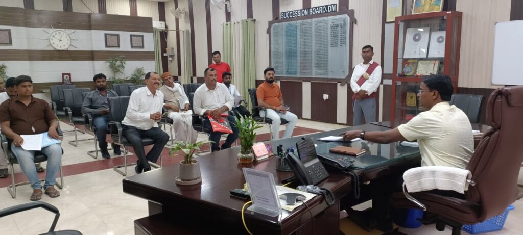 डीएम की जनसुनवाई में कई मामलों का समाधान लोगों की समस्याएं सुन तुरंत दिए निर्देश डीएम की जनसुनवाई में कई मामलों का समाधान लोगों की समस्याएं सुन तुरंत दिए निर्देश