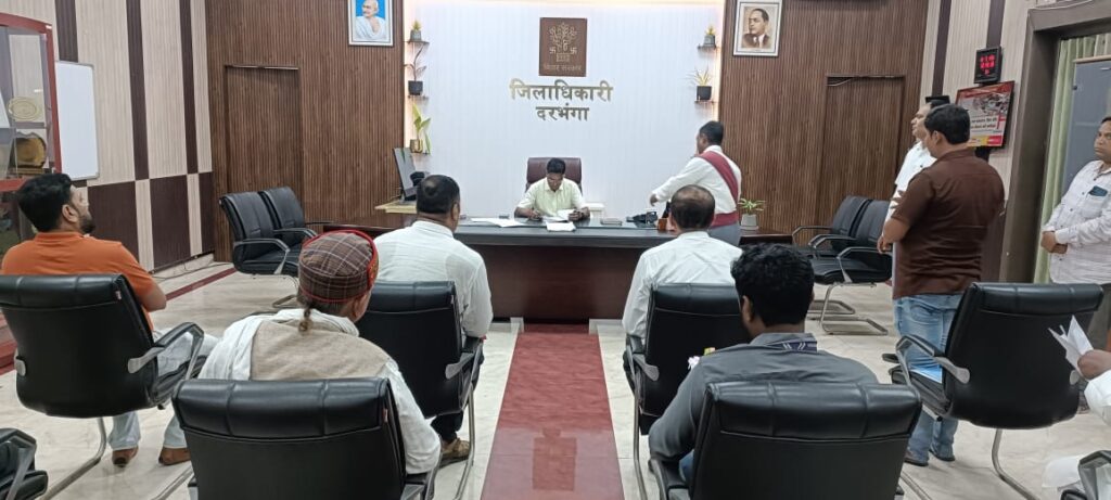 डीएम की जनसुनवाई में कई मामलों का समाधान लोगों की समस्याएं सुन तुरंत दिए निर्देश डीएम की जनसुनवाई में कई मामलों का समाधान लोगों की समस्याएं सुन तुरंत दिए निर्देश
