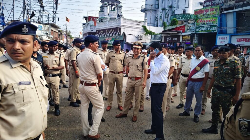 दरभंगा में बकरीद को लेकर डीएम–एसएसपी का फ्लैग मार्च, संवेदनशील इलाकों में कड़ी निगरानी दरभंगा में बकरीद को लेकर डीएम–एसएसपी का फ्लैग मार्च, संवेदनशील इलाकों में कड़ी निगरानी