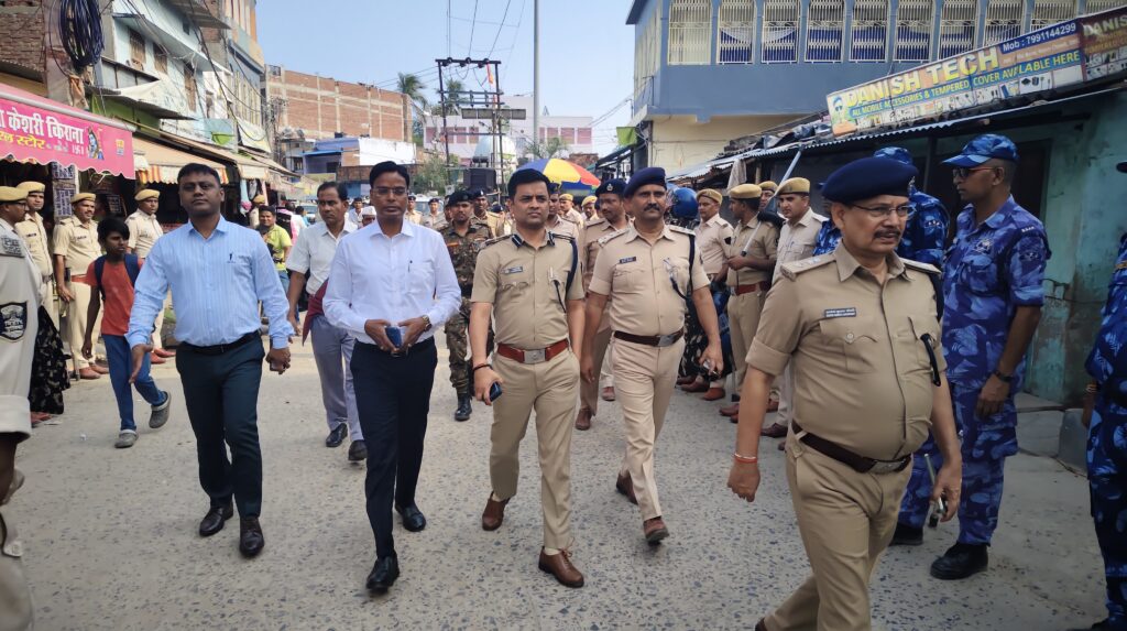 दरभंगा में बकरीद को लेकर डीएम–एसएसपी का फ्लैग मार्च, संवेदनशील इलाकों में कड़ी निगरानी दरभंगा में बकरीद को लेकर डीएम–एसएसपी का फ्लैग मार्च, संवेदनशील इलाकों में कड़ी निगरानी