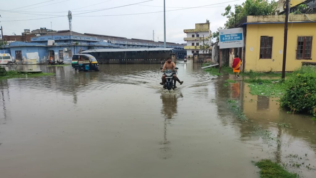 एक बारिश में ही डूब गया DMCH! सड़कें हुईं गायब, मरीज और राहगीर बेहाल एक बारिश में ही डूब गया DMCH! सड़कें हुईं गायब, मरीज और राहगीर बेहाल