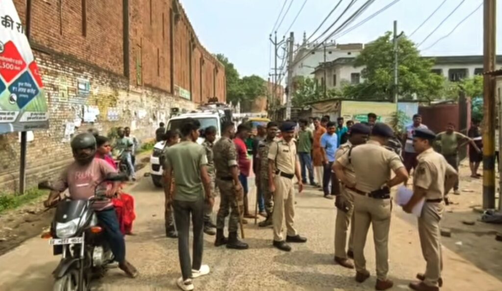 🚨 दरभंगा में दिनदहाड़े गोलीकांड! चैन स्नैचिंग में युवक की मौत, सड़क जाम