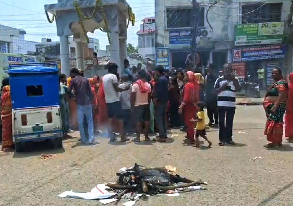 🚨 दरभंगा में दिनदहाड़े गोलीकांड! चैन स्नैचिंग में युवक की मौत, सड़क जाम