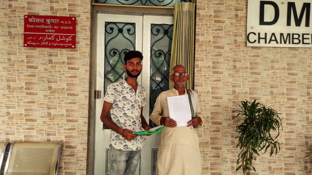 घनश्यामपुर थाना पर कार्रवाई नहीं होने का आरोप, पीड़ित ने डीएम-डीआईजी से लगाई गुहार