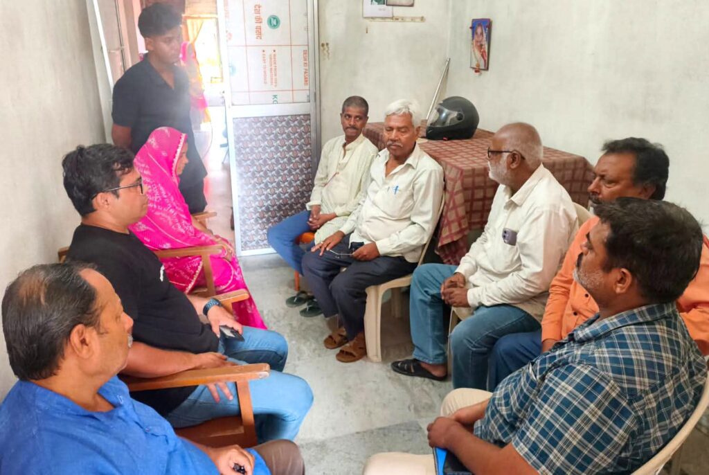 पत्रकार विजय गुप्ता की गिरफ्तारी पर भड़का पत्रकार संघ, परिजनों से मिलकर दिया न्याय का भरोसा पत्रकार विजय गुप्ता की गिरफ्तारी पर भड़का पत्रकार संघ, परिजनों से मिलकर दिया न्याय का भरोसा