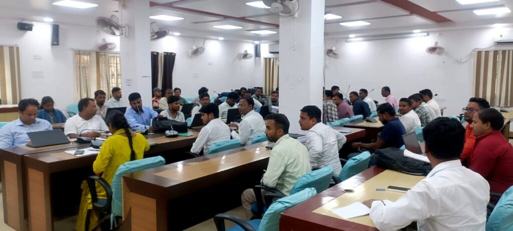 डीएम का बड़ा एक्शन! राजस्व कर्मचारी निलंबित, 7 जून तक लंबित मामलों के निपटारे का आदेश