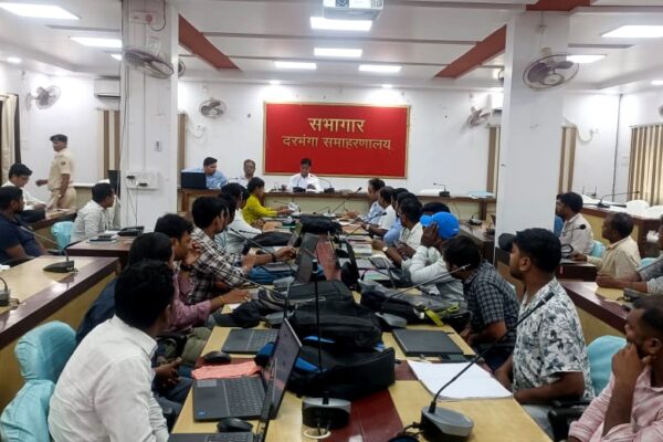 डीएम का बड़ा एक्शन! राजस्व कर्मचारी निलंबित, 7 जून तक लंबित मामलों के निपटारे का आदेश