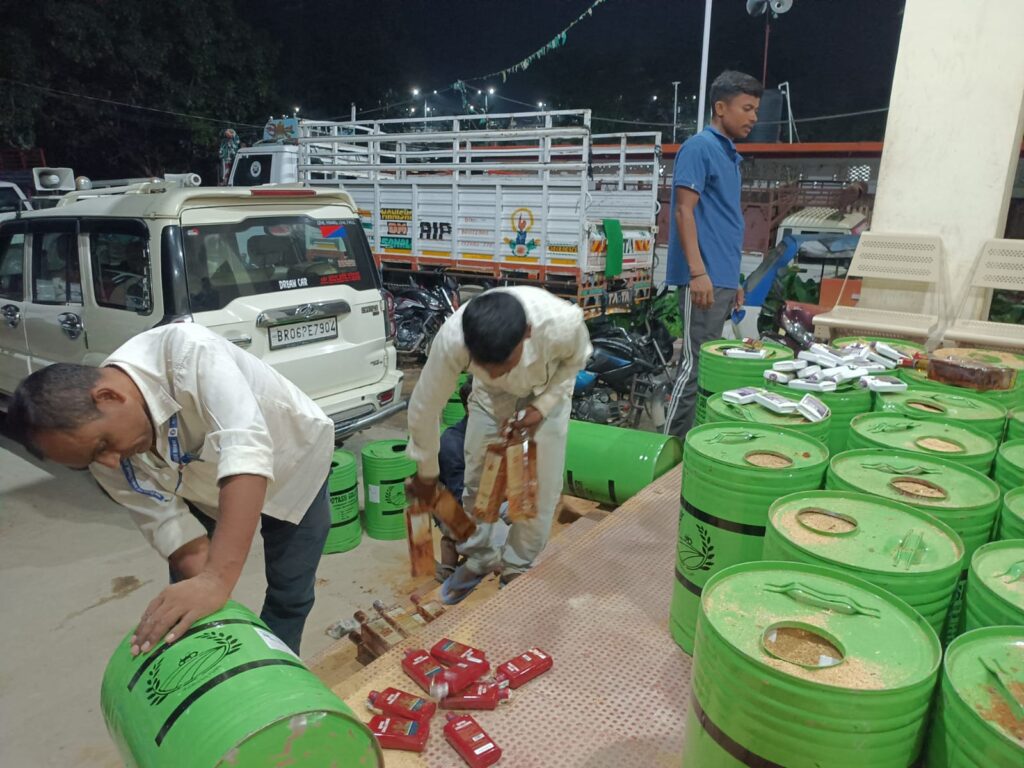 दरभंगा में कुरियर गोदाम से 505 लीटर शराब बरामद, मधुबनी से 3 आरोपी गिरफ्तार दरभंगा में कुरियर गोदाम से 505 लीटर शराब बरामद, मधुबनी से 3 आरोपी गिरफ्तार