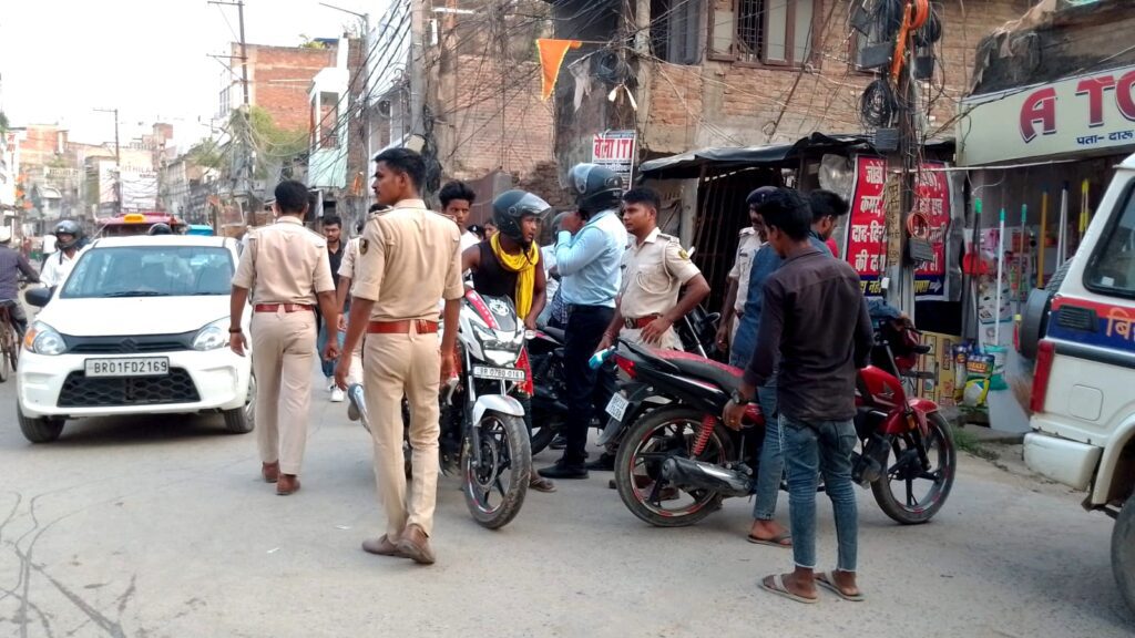 बाकरगंज में पुलिस की सख्त जांच! वाहनों की डिक्की तक खंगाली, कई चालान कटे बाकरगंज में पुलिस की सख्त जांच! वाहनों की डिक्की तक खंगाली, कई चालान कटे