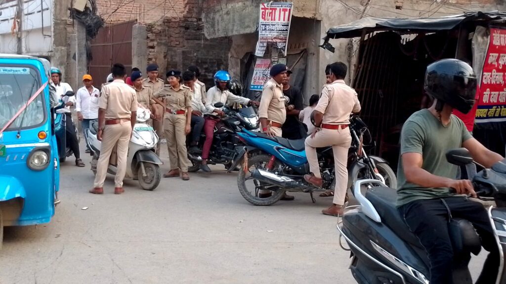 बाकरगंज में पुलिस की सख्त जांच! वाहनों की डिक्की तक खंगाली, कई चालान कटे बाकरगंज में पुलिस की सख्त जांच! वाहनों की डिक्की तक खंगाली, कई चालान कटे