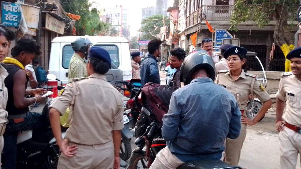 बाकरगंज में पुलिस की सख्त जांच! वाहनों की डिक्की तक खंगाली, कई चालान कटे बाकरगंज में पुलिस की सख्त जांच! वाहनों की डिक्की तक खंगाली, कई चालान कटे