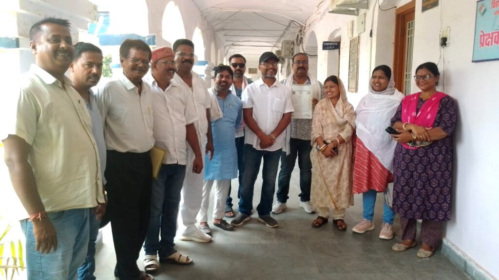 दुकान आवंटन में बड़ा विवाद! पार्षदों ने डीएम से की उच्चस्तरीय जांच की मांग दुकान आवंटन में बड़ा विवाद! पार्षदों ने डीएम से की उच्चस्तरीय जांच की मांग