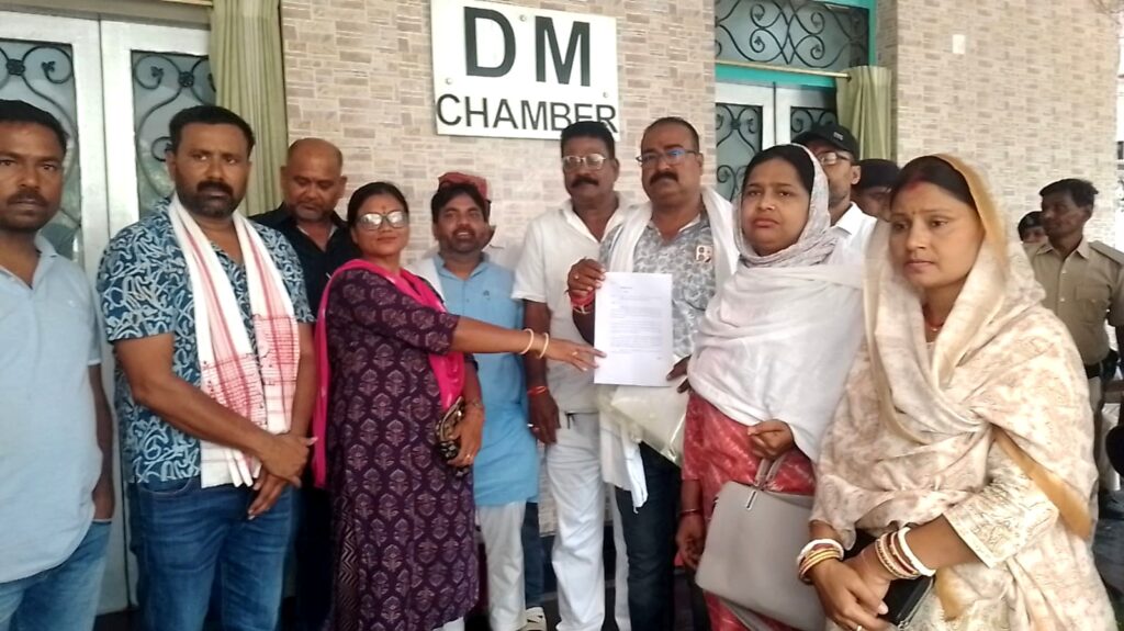 दुकान आवंटन में बड़ा विवाद! पार्षदों ने डीएम से की उच्चस्तरीय जांच की मांग दुकान आवंटन में बड़ा विवाद! पार्षदों ने डीएम से की उच्चस्तरीय जांच की मांग