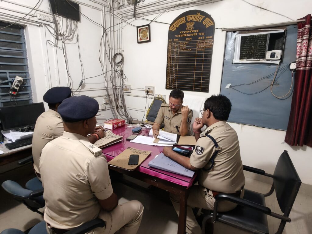 कमतौल थाना पहुंचे नगर एसपी, लंबित कांडों की समीक्षा कर दिए सख्त निर्देश कमतौल थाना पहुंचे नगर एसपी, लंबित कांडों की समीक्षा कर दिए सख्त निर्देश