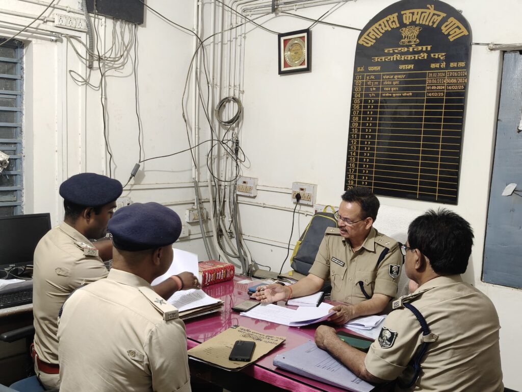 कमतौल थाना पहुंचे नगर एसपी, लंबित कांडों की समीक्षा कर दिए सख्त निर्देश कमतौल थाना पहुंचे नगर एसपी, लंबित कांडों की समीक्षा कर दिए सख्त निर्देश