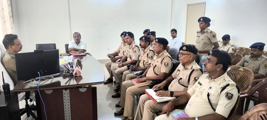 दरभंगा पुलिस की बड़ी बैठक, अपराध नियंत्रण को लेकर थानाध्यक्षों को मिले सख्त निर्देश दरभंगा पुलिस की बड़ी बैठक, अपराध नियंत्रण को लेकर थानाध्यक्षों को मिले सख्त निर्देश