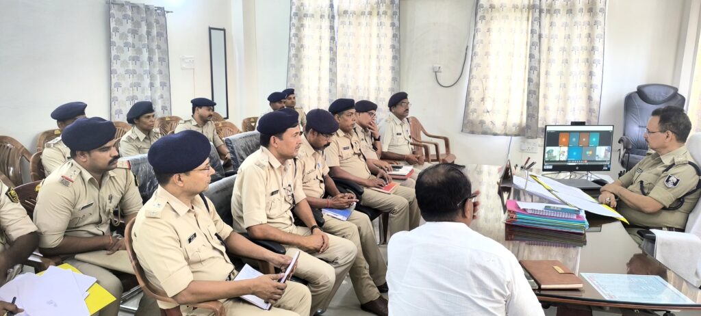 दरभंगा पुलिस की बड़ी बैठक, अपराध नियंत्रण को लेकर थानाध्यक्षों को मिले सख्त निर्देश दरभंगा पुलिस की बड़ी बैठक, अपराध नियंत्रण को लेकर थानाध्यक्षों को मिले सख्त निर्देश