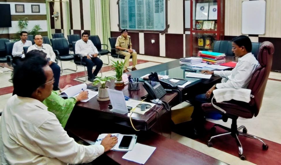 महिलाओं के सशक्तिकरण और सुरक्षा को लेकर डीएम की बड़ी बैठक, मिशन शक्ति योजनाओं की समीक्षा महिलाओं के सशक्तिकरण और सुरक्षा को लेकर डीएम की बड़ी बैठक, मिशन शक्ति योजनाओं की समीक्षा