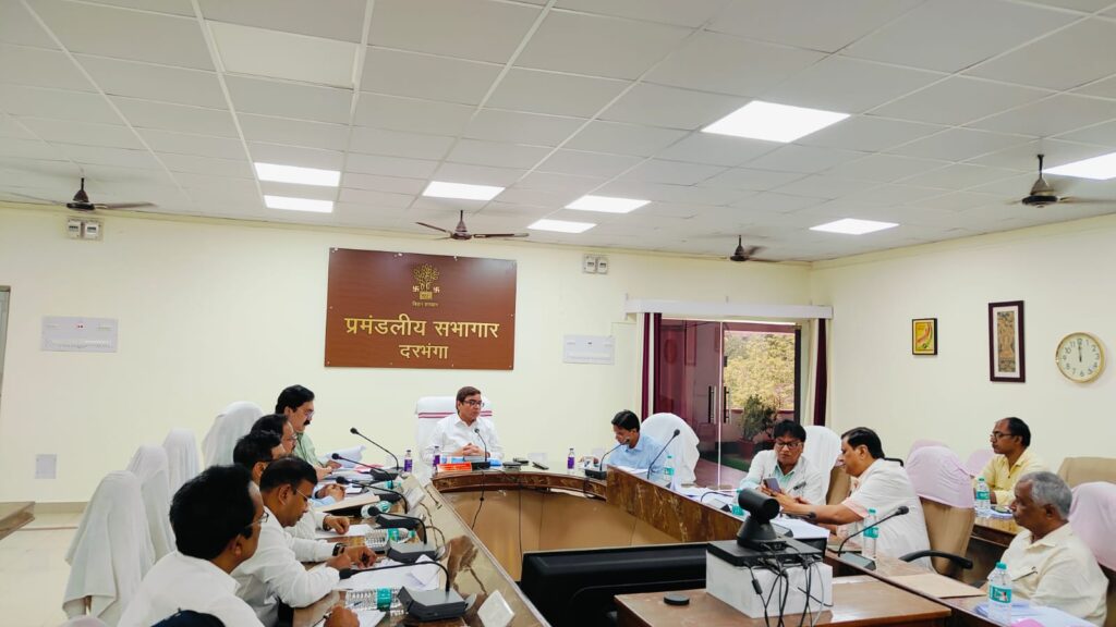 डीएमसीएच में स्वास्थ्य सुविधाओं पर सख्ती, लापरवाह डॉक्टरों पर कार्रवाई के निर्देश डीएमसीएच में स्वास्थ्य सुविधाओं पर सख्ती, लापरवाह डॉक्टरों पर कार्रवाई के निर्देश