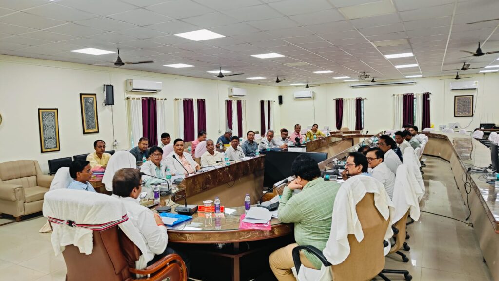 डीएमसीएच में स्वास्थ्य सुविधाओं पर सख्ती, लापरवाह डॉक्टरों पर कार्रवाई के निर्देश डीएमसीएच में स्वास्थ्य सुविधाओं पर सख्ती, लापरवाह डॉक्टरों पर कार्रवाई के निर्देश