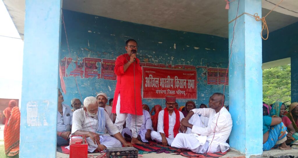 किसानों का विशाल प्रदर्शन, 18 सूत्री मांगों को लेकर प्रशासन को सौंपा ज्ञापन किसानों का विशाल प्रदर्शन, 18 सूत्री मांगों को लेकर प्रशासन को सौंपा ज्ञापन