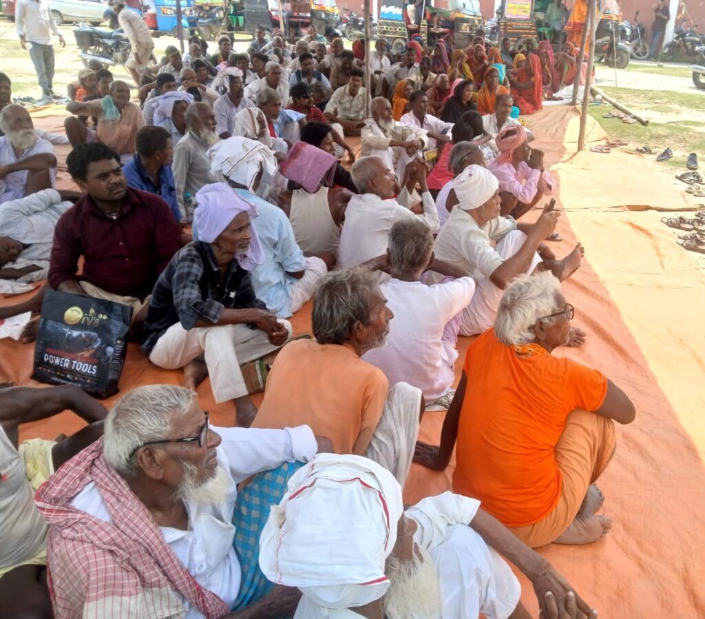 किसानों का विशाल प्रदर्शन, 18 सूत्री मांगों को लेकर प्रशासन को सौंपा ज्ञापन किसानों का विशाल प्रदर्शन, 18 सूत्री मांगों को लेकर प्रशासन को सौंपा ज्ञापन