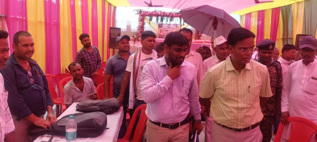 सोनकी और धोई पंचायत में लगा सहयोग शिविर, विधायक राजेश मंडल और डीएम कौशल कुमार ने सुनी लोगों की समस्याएं सोनकी और धोई पंचायत में लगा सहयोग शिविर, विधायक राजेश मंडल और डीएम कौशल कुमार ने सुनी लोगों की समस्याएं