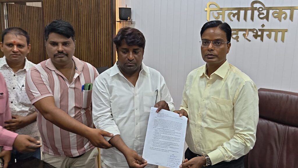 दरभंगा में पत्रकारों का बड़ा प्रदर्शन, सुरक्षा और निष्पक्ष जांच की मांग को लेकर DM-DIG को सौंपा ज्ञापन