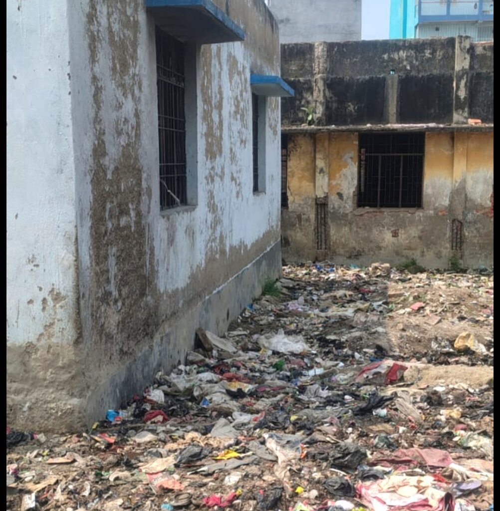 मदारपुर का टेराकोटा भवन बना खंडहर, स्थानीय लोगों ने उठाई आवाज