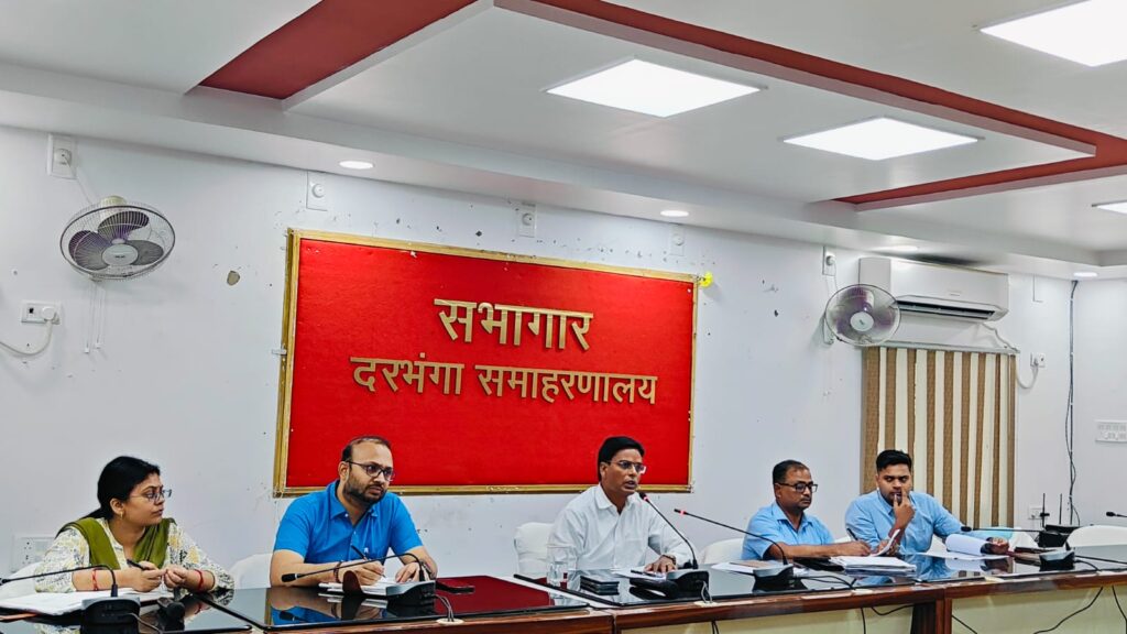डीएम ने राजस्व कार्यों की समीक्षा की, लंबित मामलों के शीघ्र निपटारे का निर्देश Auto Draft