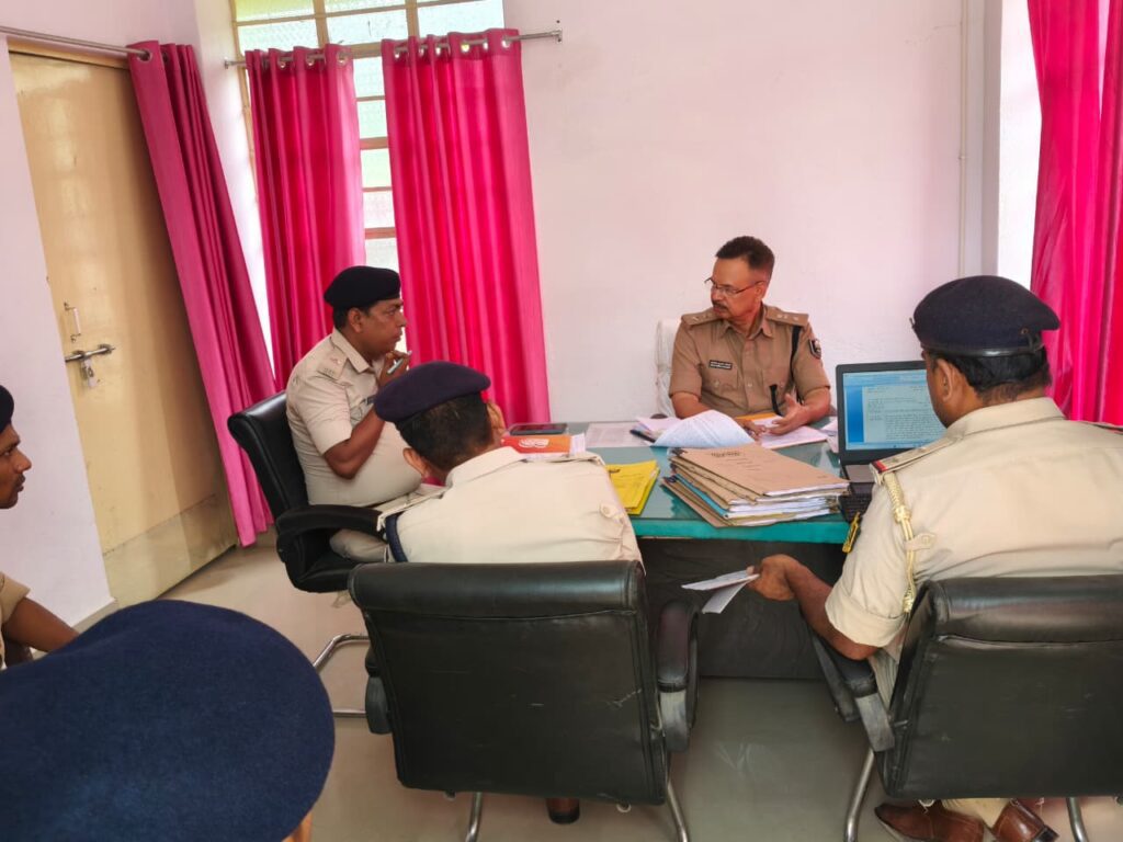 नगर पुलिस अधीक्षक ने बहादुरपुर थाना में की अनुसंधान बैठक