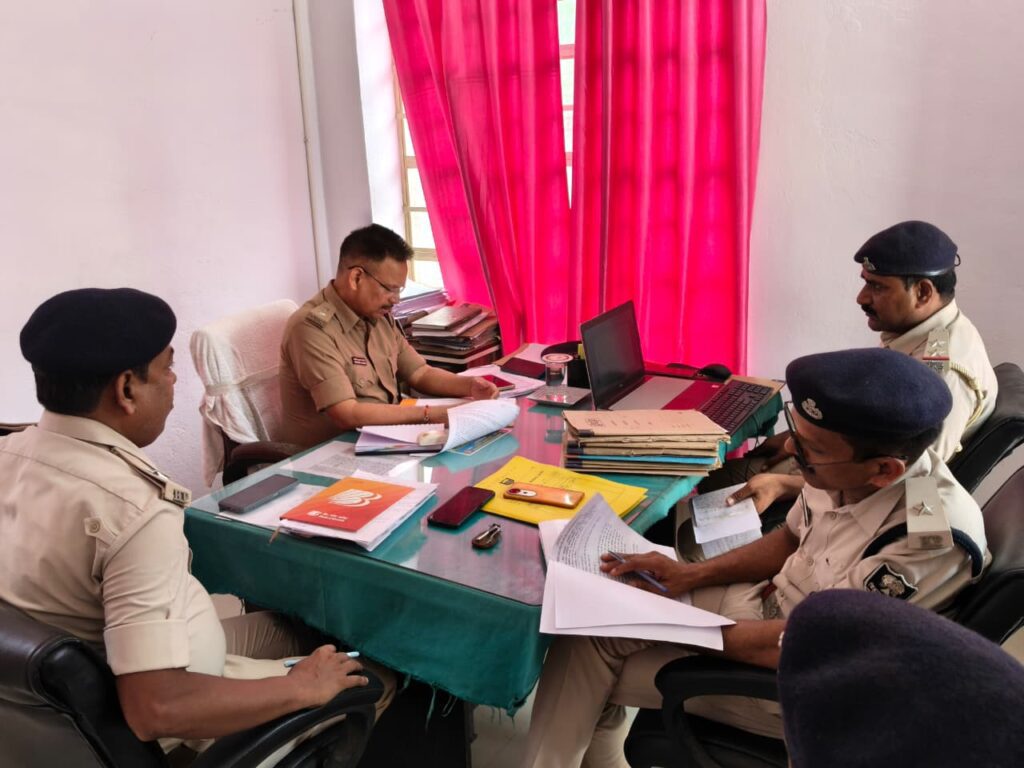 नगर पुलिस अधीक्षक ने बहादुरपुर थाना में की अनुसंधान बैठक