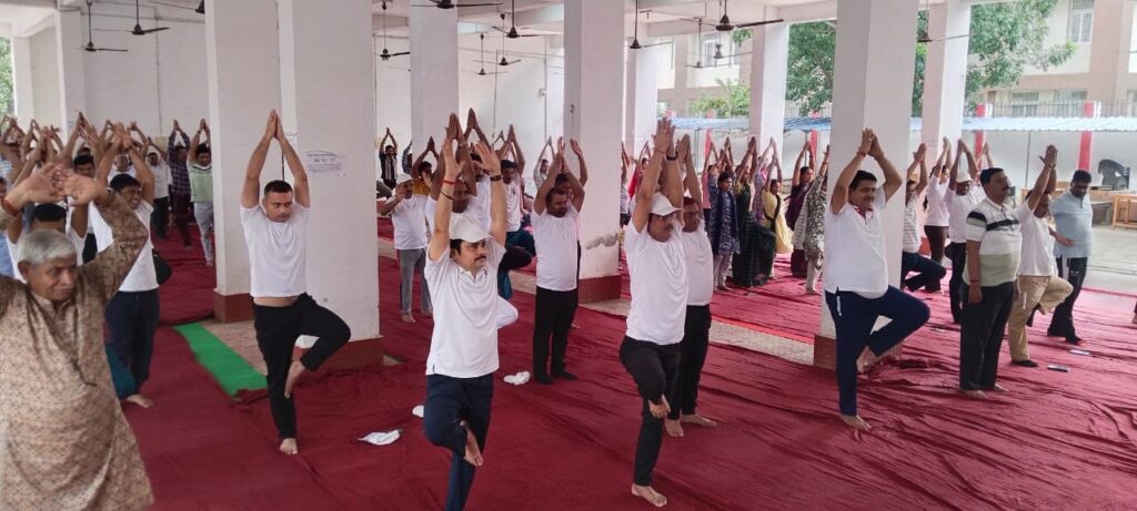 व्यवहार न्यायालय दरभंगा में अंतरराष्ट्रीय योग दिवस पर योगाभ्यास, स्वस्थ जीवन का दिया संदेश