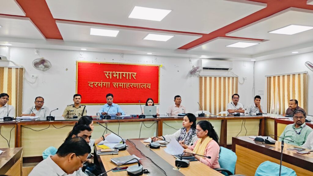 डीएम की बड़ी बैठक, 2 जुलाई के सहयोग शिविर को लेकर अधिकारियों को सख्त निर्देश डीएम की बड़ी बैठक, 2 जुलाई के सहयोग शिविर को लेकर अधिकारियों को सख्त निर्देश