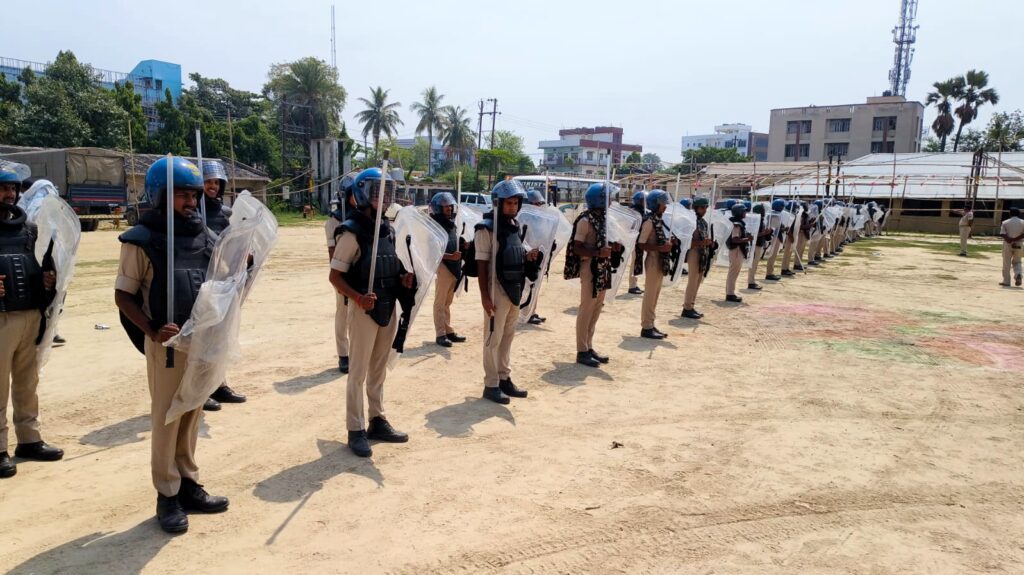 मुहर्रम को लेकर पुलिस लाइन में मॉक ड्रिल, दंगा नियंत्रण उपकरणों का अभ्यास मुहर्रम को लेकर पुलिस लाइन में मॉक ड्रिल, दंगा नियंत्रण उपकरणों का अभ्यास