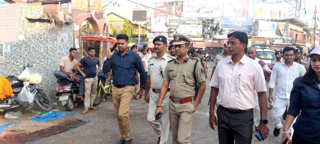 मुहर्रम को लेकर सुरक्षा की अभूतपूर्व व्यवस्था, डीएम-एसएसपी के नेतृत्व में फ्लैग मार्च मुहर्रम को लेकर सुरक्षा की अभूतपूर्व व्यवस्था, डीएम-एसएसपी के नेतृत्व में फ्लैग मार्च