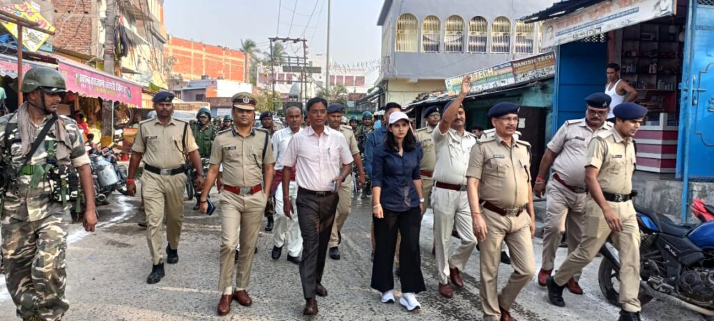 मुहर्रम को लेकर सुरक्षा की अभूतपूर्व व्यवस्था, डीएम-एसएसपी के नेतृत्व में फ्लैग मार्च मुहर्रम को लेकर सुरक्षा की अभूतपूर्व व्यवस्था, डीएम-एसएसपी के नेतृत्व में फ्लैग मार्च