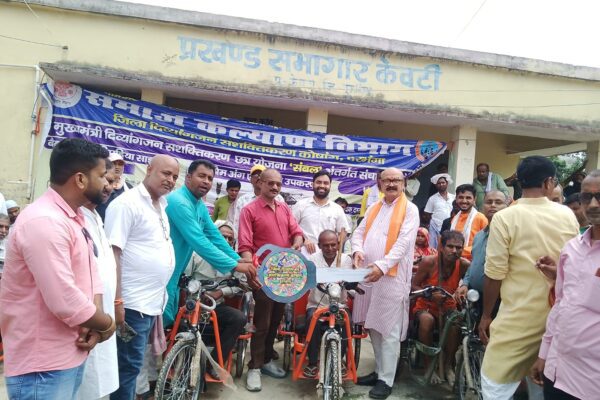 केवटी में 48 दिव्यांगजनों को मिली मोटराइज्ड ट्राईसाइकिल, विधायक डॉ. मुरारी मोहन झा ने किया वितरण