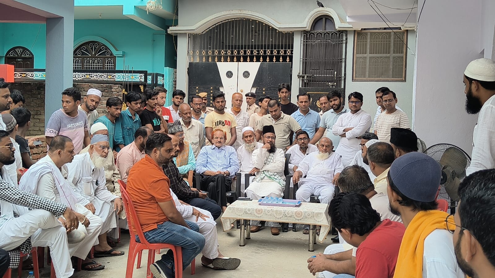 फैज़ हत्याकांड पर गरमाई सियासत, बलियावी और अब्दुल बारी सिद्दीकी पहुंचे पीड़ित परिवार के घर फैज़ हत्याकांड पर गरमाई सियासत, बलियावी और अब्दुल बारी सिद्दीकी पहुंचे पीड़ित परिवार के घर