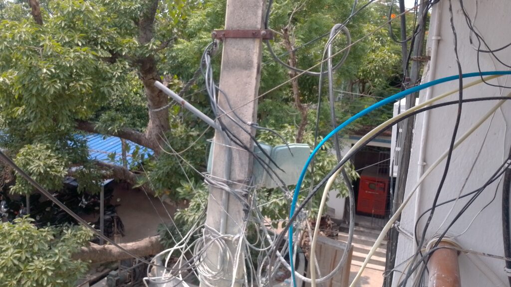 प्रमंडल परिसर के पोल में शॉर्ट सर्किट, समय रहते टला बड़ा हादसा प्रमंडल परिसर के पोल में शॉर्ट सर्किट, समय रहते टला बड़ा हादसा